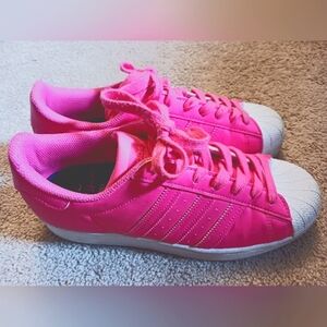 pink Adidas superstar 💕
